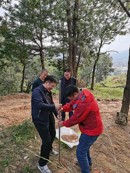 刘总施工第一口钻孔 刘总施工第一口钻孔